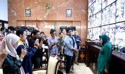 Bertemu Influencer se Surabaya, Risma Pamer Penghargaan   