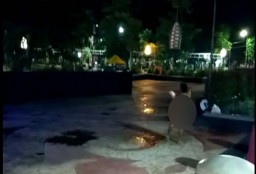Beredar Video Wanita Telanjang Asyik Mandi di Alun-Alun Kraksaan