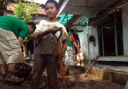 Banjir Surut, Warga Dua Desa di Probolinggo Berjibaku Bersihkan Lumpur