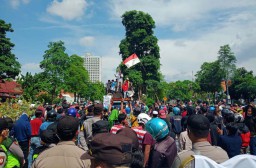 Ratusan Warga Madura Minta Wali Kota Surabaya Hentikan Penyekatan di Suramadu