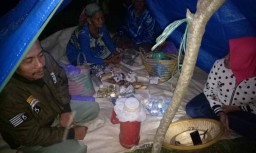 Warga di Ngawi Dirikan Tenda Dekat Lokasi Banjir Demi Hewan Ternak