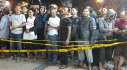 Ratusan Warga Datangi Lokasi Amblesnya Jalan Gubeng