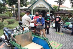 Wartawan Pemprov Jatim Bagikan Daging Kurban ke Warga Terdampak Pandemi Covid