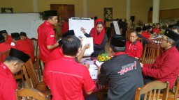 Di Sekolah Partai, Puti Paparan Konsep Sekolah Gratis di Jatim