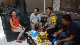 Turis Cantik ini Panik Datangi Kantor Polisi, Ada Apa?