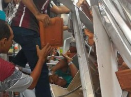 Berita Foto: Suasana Mencekam saat Atap RSAL dr Ramelan Menimpa Pasien