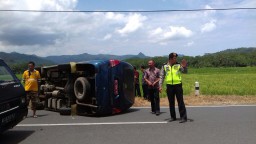 Mobil Dinas Pemkab Trenggalek Terguling, Tidak Ada Korban