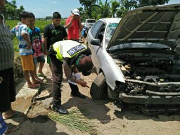 Disenggol Truk, Sedan ini Nyungsep ke Sawah