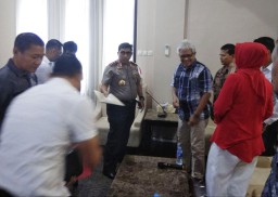 Video: Kapolda Jatim Terima ibu-ibu Deltasari Yang Protes Pengembang
