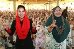 Jelajahi Tapal Kuda, Cawagub Puti Didukung Ribuan Santriwati