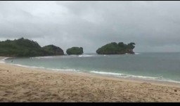 Menikmati Indahnya Pantai Watukarung Sambil Bakar Ikan