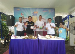 Enaknya, di Stasiun ini Penumpang Bisa Makan Durian Gratis Sepuasnya