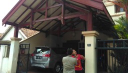 Warga Digegerkan Ular Sanca Ukuran 3 Meter Melilit di Garasi Rumah