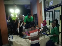 Dua Polisi ini Bantu Ibu Melahirkan