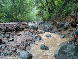 Aneh, Sungai ini Sudah 7 Bulan Alirkan Lumpur dan Batu