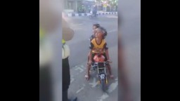 Video: Lucu,  Ini yang Terjadi Saat Biker Cilik Digiring Polisi