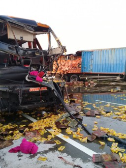 Video: Ngerinya Tabrakan Bus Wisata vs Truk di Tol Ngawi