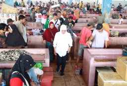 Datangi Pasar Ikan Probolinggo, Khofifah Janjikan Bangun Infrastruktur