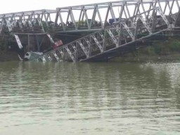 Jembatan di Babat Putus, Sejumlah Kendaraan Jatuh  ke Bengawan Solo