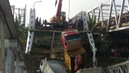 Jembatan Widang Babat-Tuban Runtuh, ini Kata Bupati