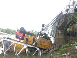 Evakuasi Truk di Jembatan Widang yang Runtuh, Polisi: Begini Caranya