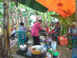 Penonton Jembatan Runtuh Berdatangan, Warga Widang Buka Warung Dadakan