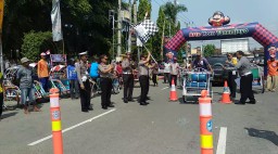 Seru, Tukang Becak ini Jatuh Bangun saat Meliuk-liuk di Rintangan
