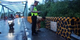 Antisipasi Runtuh, Polisi Bersama Dishub Cek Rutin Jembatan di Gresik