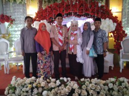 So Sweet, Pengantin Ini Menikah Mengenakan Baju Pramuka