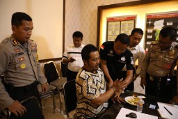 Berita Foto: Si Penghina Nabi Muhammad Diborgol Polisi