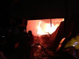 Gudang Toko Mebel di Ponorogo Terbakar