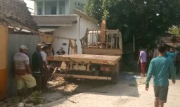 Rem Blong, Truk Tronton Hancurkan Warung Gethuk 'Kali Ketek'