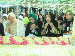 Puti Guntur, Risma dan Istri Gus Ipul Hadiri Haul Agung Sunan Ampel 