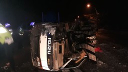 'Adu Banteng' Minibus vs Trailer di Tuban, 4 Penumpang Tewas, 2 Kritis