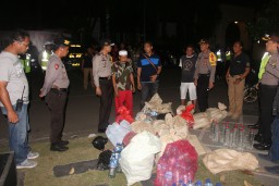 Sisir Warung Remang-remang, Polres Gresik Sita Ratusan Botol Miras