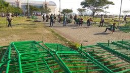 Berita Foto: Bonek Tak Bertiket Ngamuk, Polisi Tembakkan Gas Air Mata