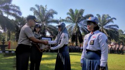 Berani Tendang Jambret, Dua Siswi SMK Dapat Penghargaan
