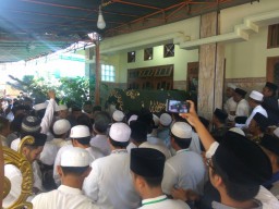 Video: Ribuan Pelayat Iringi Pemakaman Kiai Sepuh NU KH Sholeh Qosim