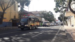 Pascabom Bunuh Diri, 7 Ambulans Keluar dari Mapolrestabes Surabaya