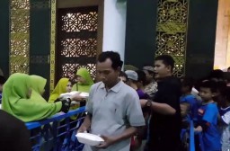 Kapolda Sumbang Paket Buka Puasa Bersama di Masjid Al Akbar Surabaya