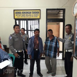 Berita Foto: Panik, Dua Kakek Pencuri Kabur ke Kerumunan Polisi