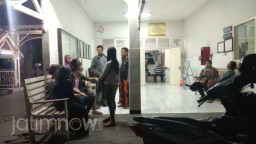 Keluarga Korban Kebakaran Rumah Kos di Surabaya Datangi RSU dr Soetomo