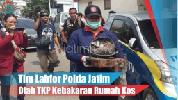 Video: Tim Labfor Polda Jatim Olah TKP Kebakaran Rumah Kos