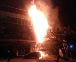 Bangunan di Jalan Kenjeran Diamuk Si Jago Merah