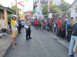 Berita Foto: Melihat Antrean  Zakat di Trenggalek