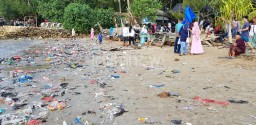 Berita Foto: Pantai Kelapa di Tuban Ternoda Sampah