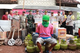 Polisi Gerebek Home Industry Miras di Tuban, Ribuan Liter Arak Disita