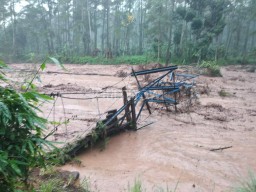 BPBD Kerahkan Alat Berat Normalisasi Jalan Terdampak Banjir Bandang