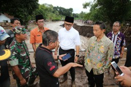 Berita Foto: Bupati Anas Tinjau Wilayah Terdampak Banjir Bandang