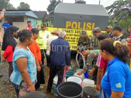 Polisi Kerahkan Water Canon Suplai Air Bersih ke Lokasi Banjir Bandang